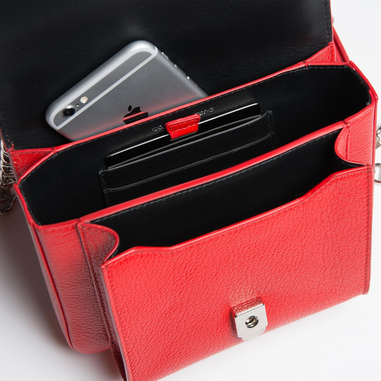 奥雷里亚肩包山羊红烧